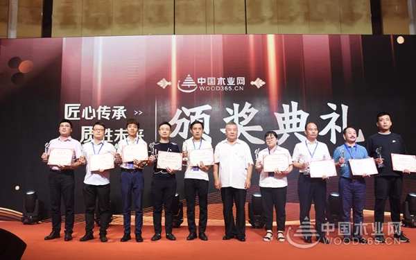 荣誉再袭 群豪实力斩获“行业畅销板材十大品牌”荣耀！