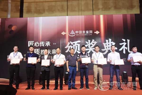 勇于创新，香港容悦乘风破浪谱新篇，成功斩获2019金匠榜“创新产品板材十大品牌”！