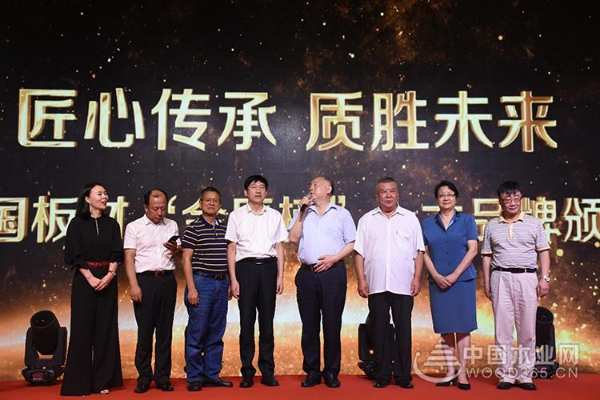 斩获“消费者信赖板材”，华森王实力引人瞩目！