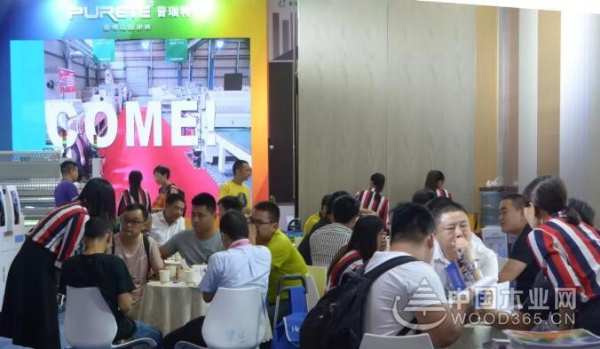 直击预油漆饰面板涂饰现场--2019建博会必看