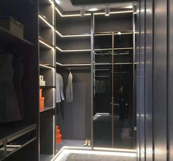 直击预油漆饰面板涂饰现场--2019建博会必看