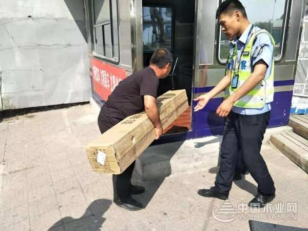 千山公益在行动：烈日下的清凉，千山为交警送遮阳伞