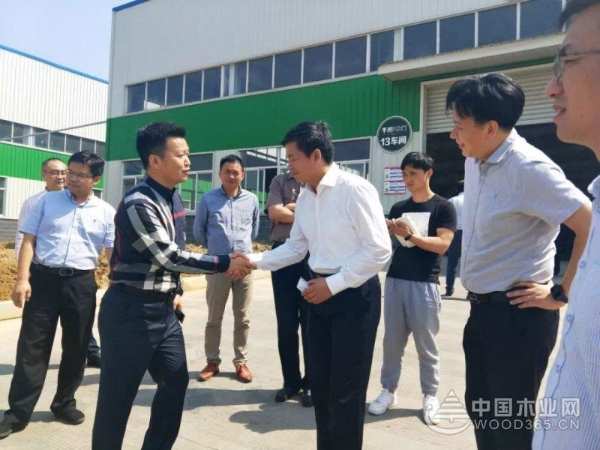 湖北省黄冈市副市长周勇士视察千川木门