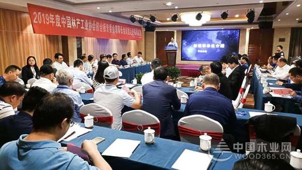 2019年度中国林产工业协会胶合板专委会理事长会议暨走进福湘集团活动圆满成功！