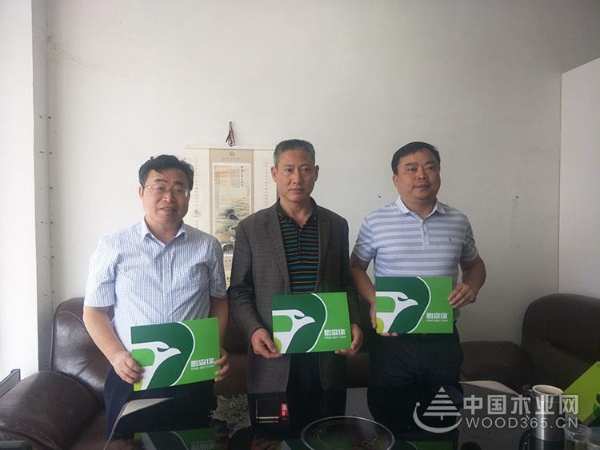 鹏森缘高层走访重庆黔江鹏森缘全屋定制销售中心 共绘发展宏图！