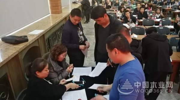 千山木业山西经销商峰会火爆现场，大豆胶板材成新宠