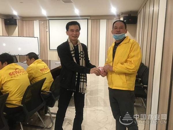 香港汉邦板材董事长为生态板负责人符班长颁发6S管理奖