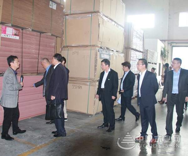 打造品牌效应，提升战略合作——大亚好生活人造板饰面基地挂牌成立