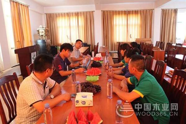 新华社记者到壮象调研香杉产业扶贫
