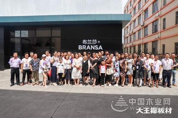 大王椰新经销商参观工厂，见证大王椰匠心品质