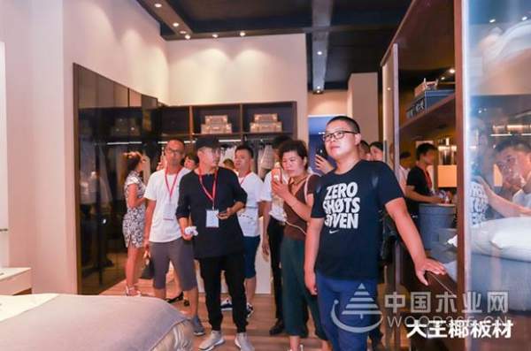 大王椰新经销商参观工厂，见证大王椰匠心品质
